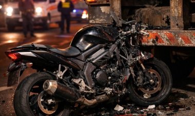 तेज रफ्तार बनी काल, ट्रक से टकराई बाइक