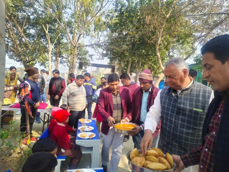 पुत्र के जन्मदिन पर अधिशासी अधिकारी ने बच्चों में बांटे गर्म वस्त्र