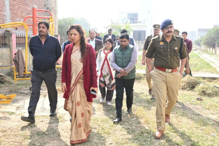 खेकड़ा के ओपन जिम पार्क में डीएम का औचक निरीक्षण
