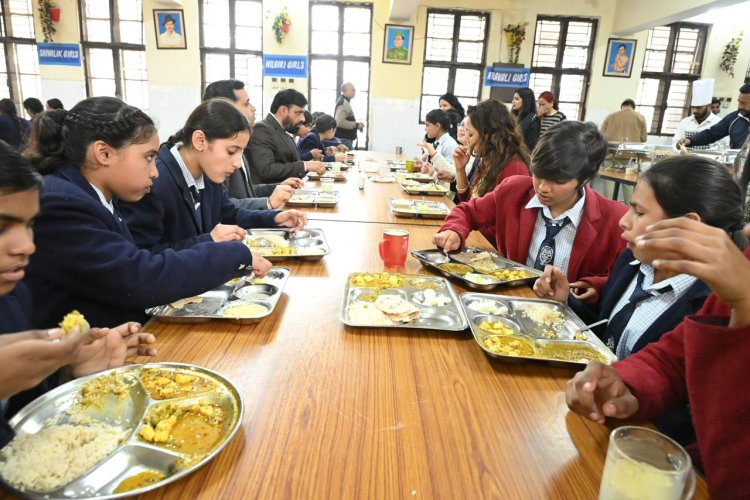 जवाहर नवोदय विद्यालय सरफाबाद में डीएम का निरीक्षण