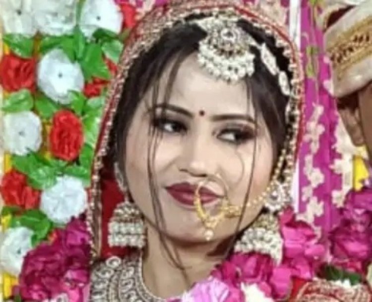 साकरोद गांव में विवाहिता चंचल की ईंटों से प्रहार कर की गई निर्मम हत्या के मामले में पुलिस ने कार्रवाई तेज कर दी है। मृतका के पिता द्वारा दहेज हत्या का मुकदमा दर्ज कराए जाने के बाद पुलिस ने आरोपी पति और देवर को हिरासत में लेकर पूछताछ शुरू कर दी है। पोस्टमार्टम के बाद चंचल का अंतिम संस्कार उसके मायके लोनी में किया गया।