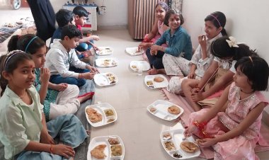दुर्गा अष्टमी पर घर-घर कन्या पूजन, श्रद्धालुओं ने कराया भोजन