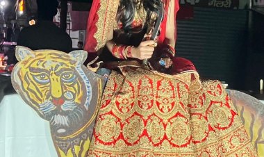 दुर्गा अष्टमी पर मां दुर्गा की भव्य शोभा यात्रा निकाली