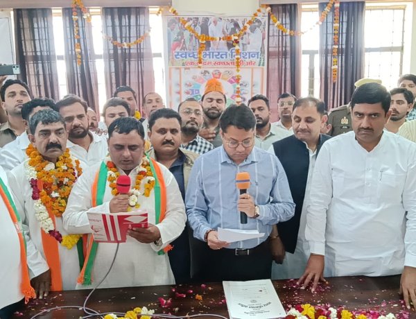 रटौल नगर पंचायत अध्यक्ष पद की हाजी मुंतजिर ने ली शपथ