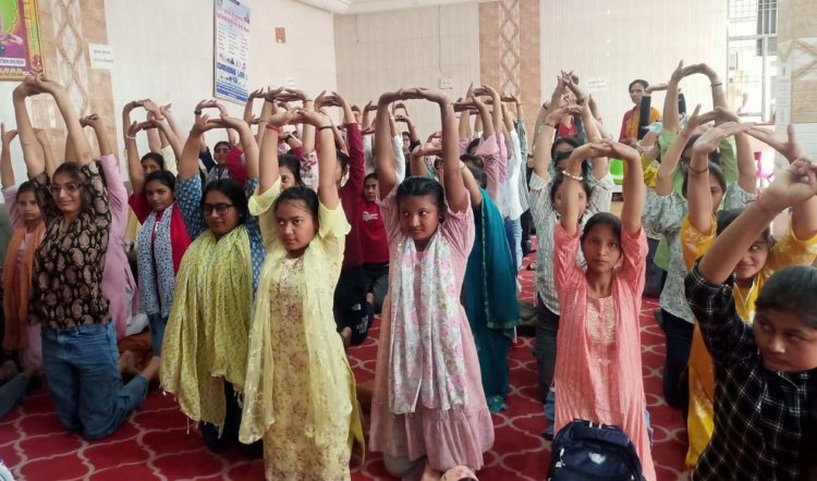 एनएसएस शिविर के छठे दिन छात्राओं का जैन मंदिर में शैक्षणिक भ्रमण