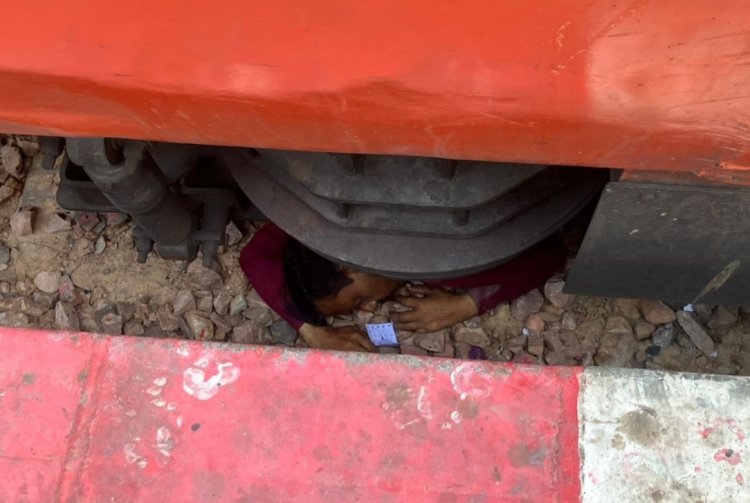 ट्रेन में चढ़ते समय फिसला युवक, पहियों के नीचे आने से दर्दनाक मौत
