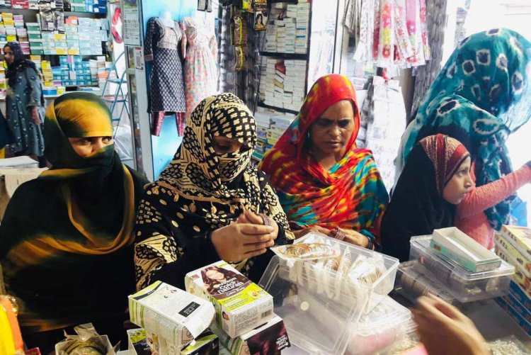 ईद की पूर्व संध्या पर बाजारों में उमड़ी रौनक, खरीदारी को निकलीं महिलाएं