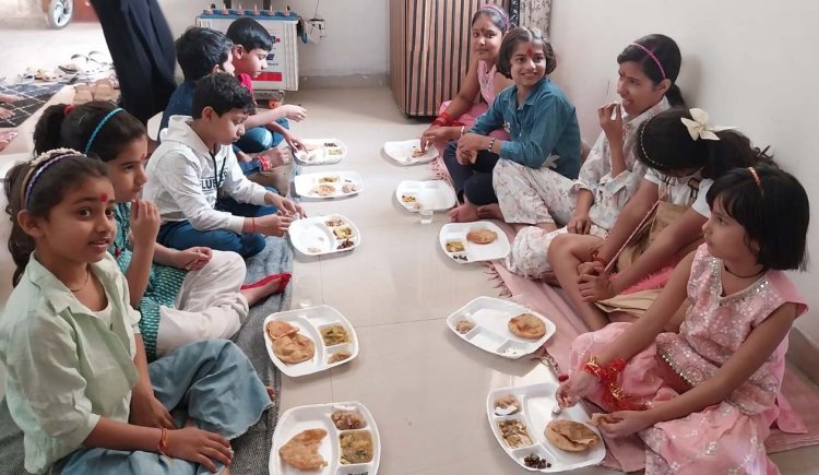 दुर्गा अष्टमी पर घर-घर कन्या पूजन, श्रद्धालुओं ने कराया भोजन