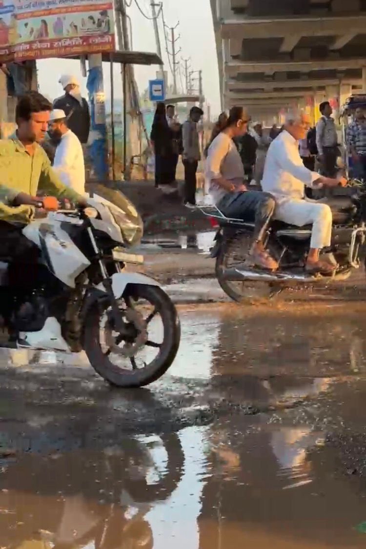 पाठशाला बस स्टैंड के गड्ढे बने जानलेवा, रोजाना हादसों का बढ़ रहा खतरा