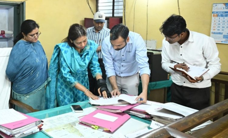 डीएम अस्मिता लाल का बड़ौत तहसील पर औचक निरीक्षण, व्यवस्थाओं में सुधार के निर्देश