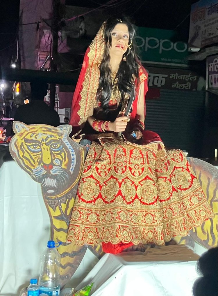 दुर्गा अष्टमी पर मां दुर्गा की भव्य शोभा यात्रा निकाली