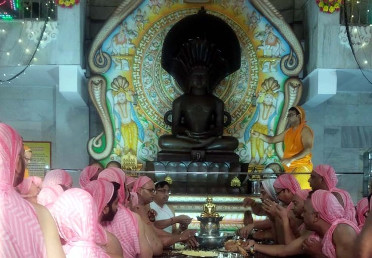 धर्नेन्द्र पदमावती जैन मंदिर में 640वां सामूहिक अभिषेक पूजन, भक्ति में डूबा खेकड़ा