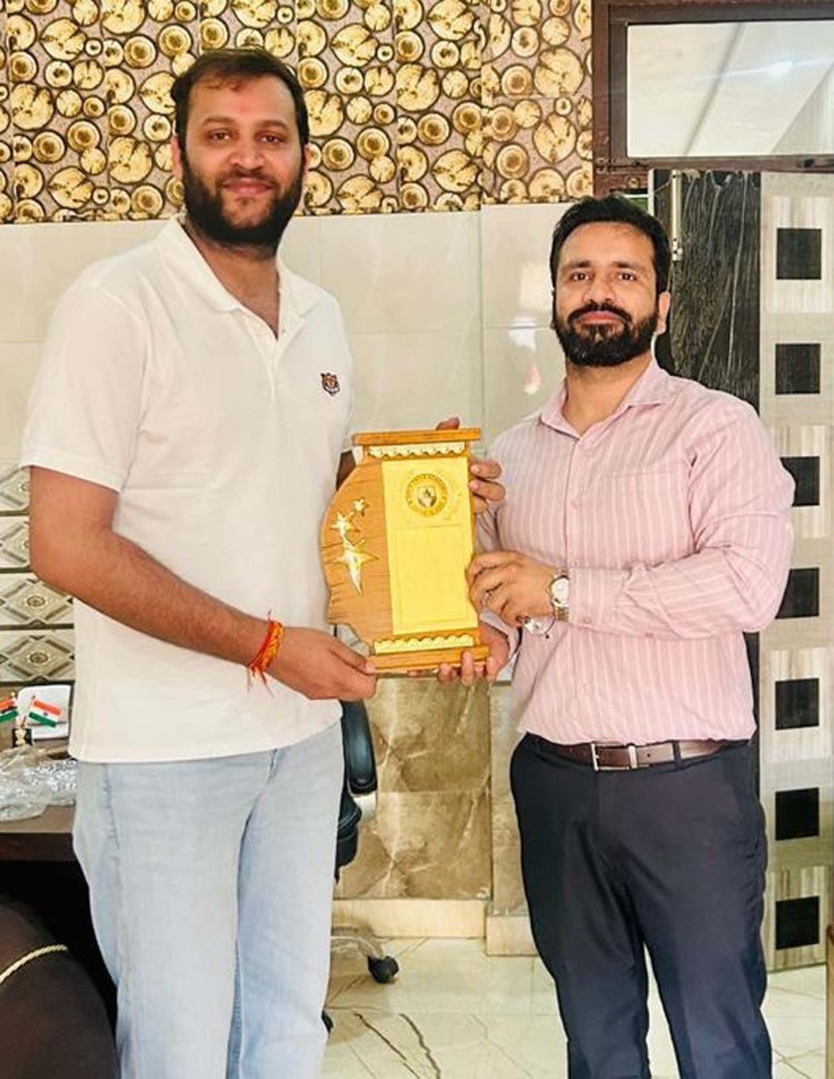 यूपीपीसीएस में ऑल इंडिया रैंक 72 हासिल करने वाले आकाश चौधरी का हुआ भव्य सम्मान