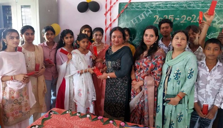 फेयरवेल समारोह में बच्चों की शानदार प्रस्तुतियां, उपहार देकर दी भावुक विदाई