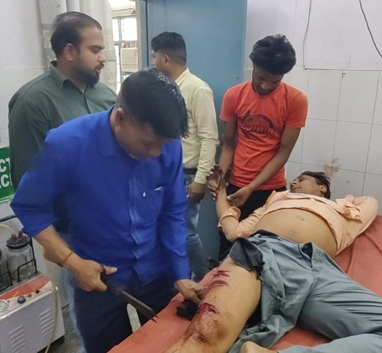 कांटेदार तारों में फंसकर बाइक सवार गंभीर रूप से घायल, हालत नाजुक