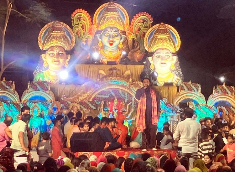 भजनों की स्वर लहरियों पर झूमे भक्त, बालाजी मंदिर में सजी भक्ति की महफिल