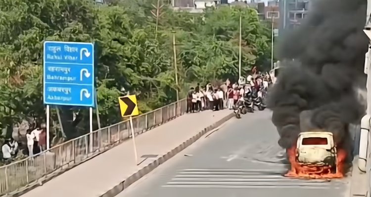 सड़क पर चलती स्कॉर्पियो बनी आग का गोला