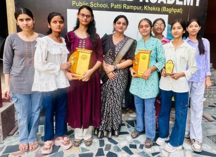 होली चाइल्ड एकेडमी में मेधावियों का सम्मान, 100% रहा परीक्षा परिणाम