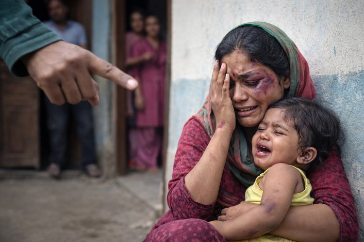 दहेज की मांग पूरी न होने पर विवाहिता को पीटा, तलाक देकर मासूम बच्ची संग घर से निकाला