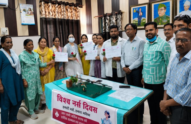 विश्व नर्स दिवस पर सीएचसी में नर्सिंग स्टाफ का सम्मान