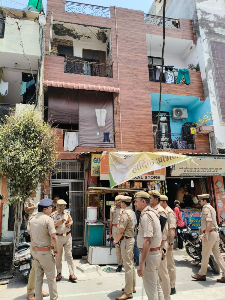 डीएलएफ फ्लैट में दो लोगों के शव मिलने से मचा हड़कंप, पुलिस जांच में जुटी