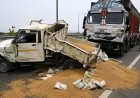 ईस्टर्न पेरिफेरल एक्सप्रेसवे पर ट्रक की पिकअप से जोरदार टक्कर, सड़क पर बिखरा गेहूं