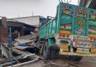 अनियंत्रित ट्रक ने चाय की दुकान में मारी टक्कर, दुकानदार समेत चार गंभीर घायल