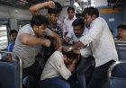 यात्री ट्रेन में युवक को चोर समझकर बेरहमी से पीटा, गंभीर घायल