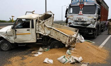 ईस्टर्न पेरिफेरल एक्सप्रेसवे पर ट्रक की पिकअप से जोरदार टक्कर, सड़क पर बिखरा गेहूं