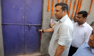 5 साल बाद पीड़ित को मिला अपना घर, डीएम रविंद्र कुमार मांदड़ की पहल पर अवैध कब्जा हटाया गया तो वास्तविक मालिक ने योगी सरकार की जय जयकार की