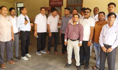 फ्रंट कार्यालय व्यवस्था के विरोध में अधिवक्ताओं का प्रदर्शन, कार्य बहिष्कार जारी