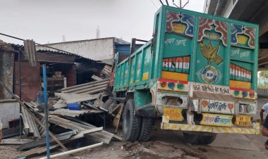 अनियंत्रित ट्रक ने चाय की दुकान में मारी टक्कर, दुकानदार समेत चार गंभीर घायल