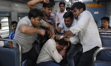 यात्री ट्रेन में युवक को चोर समझकर बेरहमी से पीटा, गंभीर घायल