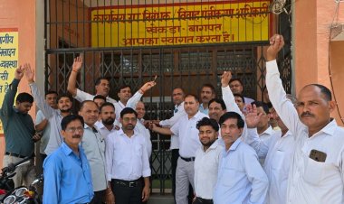निजीकरण के खिलाफ आर-पार की लड़ाई: अधिवक्ताओं ने रजिस्ट्री कार्यालय पर जड़ा ताला, तहसील में गरजा विरोध
