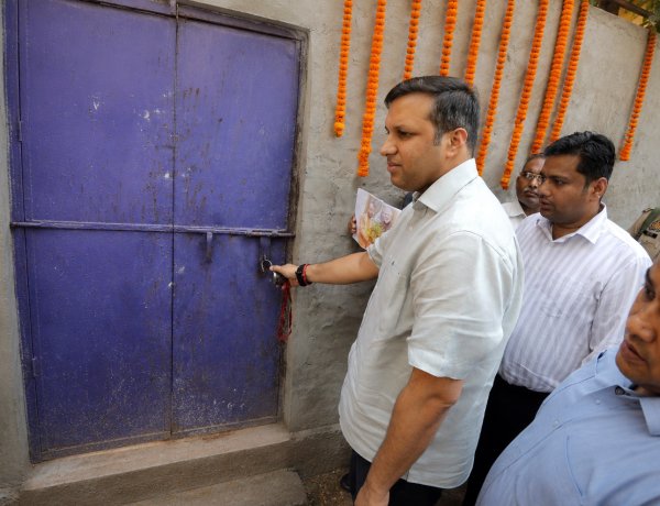 5 साल बाद पीड़ित को मिला अपना घर, डीएम रविंद्र कुमार मांदड़ की पहल पर अवैध कब्जा हटाया गया तो वास्तविक मालिक ने योगी सरकार की जय जयकार की