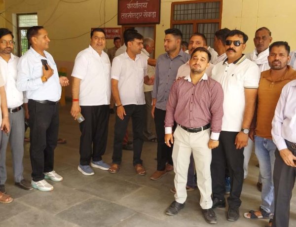 फ्रंट कार्यालय व्यवस्था के विरोध में अधिवक्ताओं का प्रदर्शन, कार्य बहिष्कार जारी