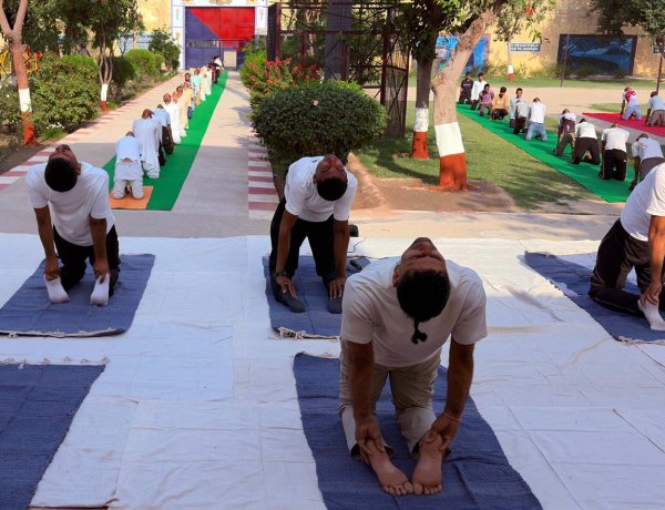 जिला कारागार बागपत में लगा विशाल योग शिविर, 250 बंदियों ने किया योगाभ्यास