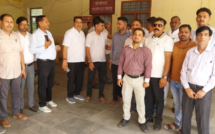 फ्रंट कार्यालय व्यवस्था के विरोध में अधिवक्ताओं का प्रदर्शन, कार्य बहिष्कार जारी