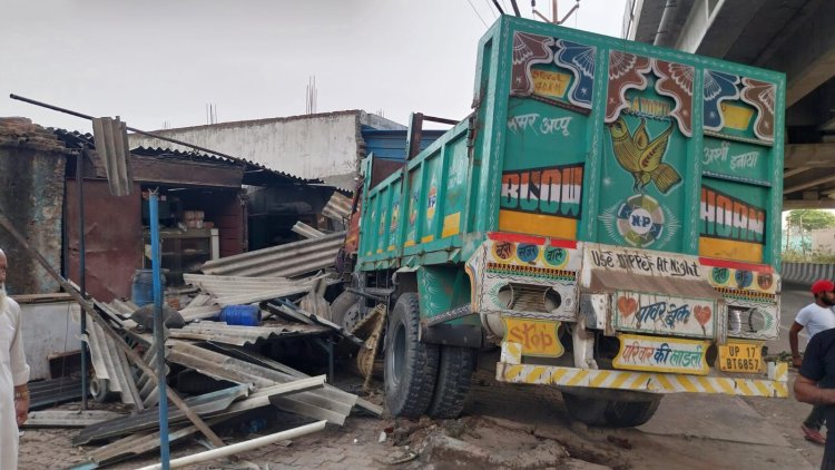 अनियंत्रित ट्रक ने चाय की दुकान में मारी टक्कर, दुकानदार समेत चार गंभीर घायल