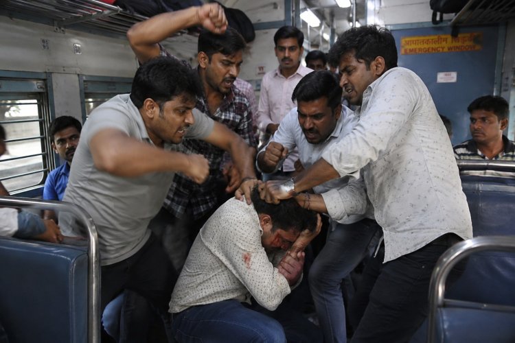 यात्री ट्रेन में युवक को चोर समझकर बेरहमी से पीटा, गंभीर घायल