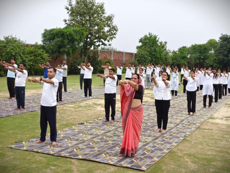 अंतरराष्ट्रीय योग दिवस पर खेकड़ा में सामूहिक योगाभ्यास, स्वस्थ जीवन का दिया संदेश