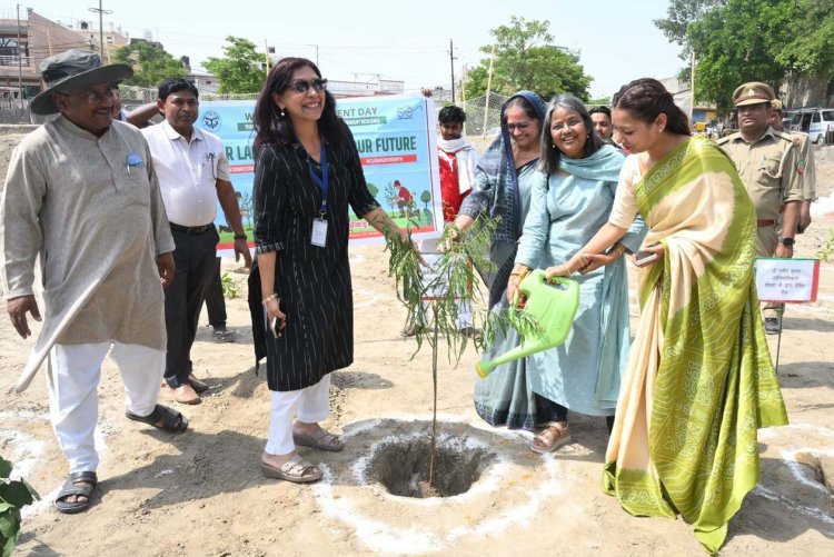 उपेक्षित तालाब को मिला नया जीवन, डीएम ने पौधारोपण कर दिया हरित संदेश