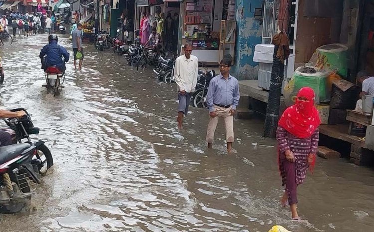 मौसम ने ली करवट: तेज आंधी-बारिश से गर्मी से राहत, कीचड़ और बिजली संकट ने बढ़ाई मुश्किलें