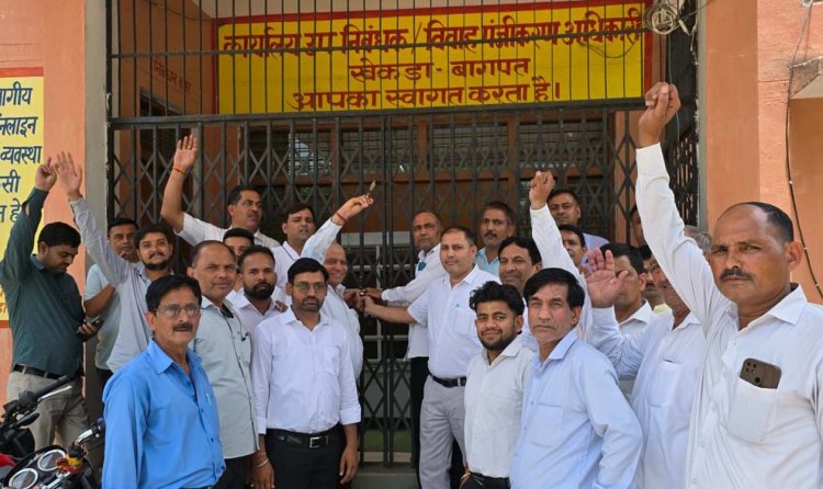 निजीकरण के खिलाफ आर-पार की लड़ाई: अधिवक्ताओं ने रजिस्ट्री कार्यालय पर जड़ा ताला, तहसील में गरजा विरोध