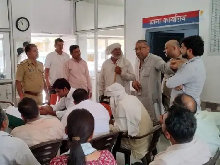 थाना कार्यालय में जनसुनवाई के दौरान उमड़ी लोगों की भीड़, अधिकारियों के सामने रखी समस्याएं