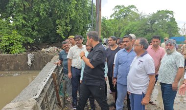 पहली बारिश में डूबा प्रताप विहार, डीएम खुद उतरे कीचड़ में,नाला संकरा करने पर भड़के, जांच के दिए आदेश