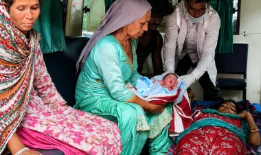 चलती एंबुलेंस में गूंजी किलकारी, महिला ने बेटे को दिया जन्म