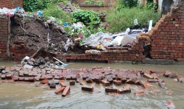 मूसलाधार बारिश में भरभराकर गिरी प्लॉट की दीवार, टला बड़ा हादसा