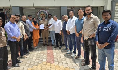 प्रतीक ग्रुप व आवास विकास परिषद के अधिकारियों पर मुकदमा दर्ज कराने की दी गईं तहरीर