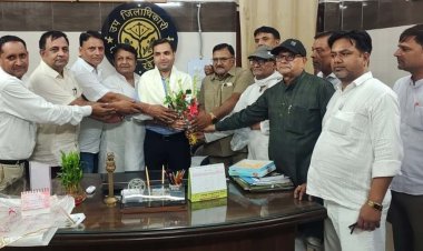 भावभीनी विदाई के बीच छलके सम्मान के भाव, कानपुर स्थानांतरण पर एसडीएम मनीष यादव का हुआ अभिनंदन